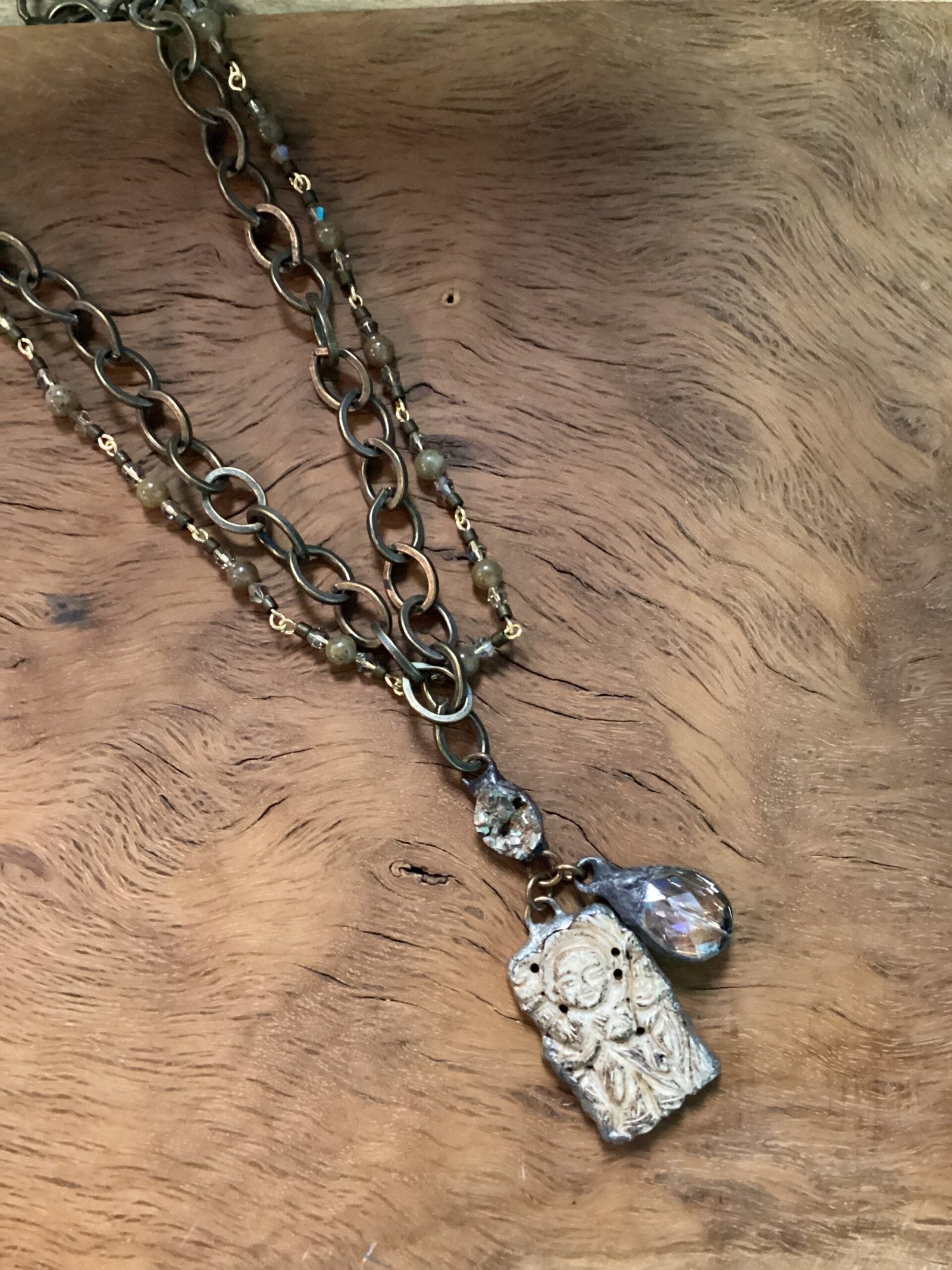 Ivory Druzy Cryst Pend Neck